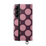 Samsung Galaxy S25 vegane Leder-Wallet-Hülle – Pink Plum Polka Dot Design